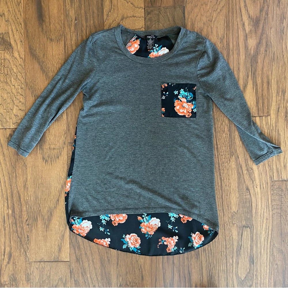 ✴️FREE W/ PURCHASE Rue21 Floral Blouse